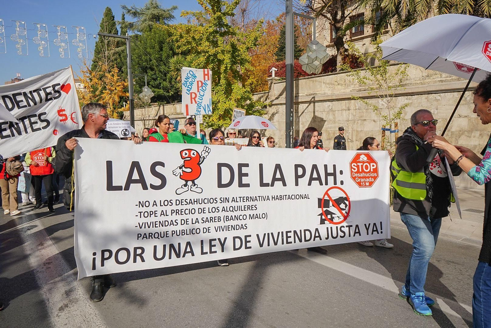 Todas las imágenes de la manifestación de Granada contra el "negocio de la vivienda"
