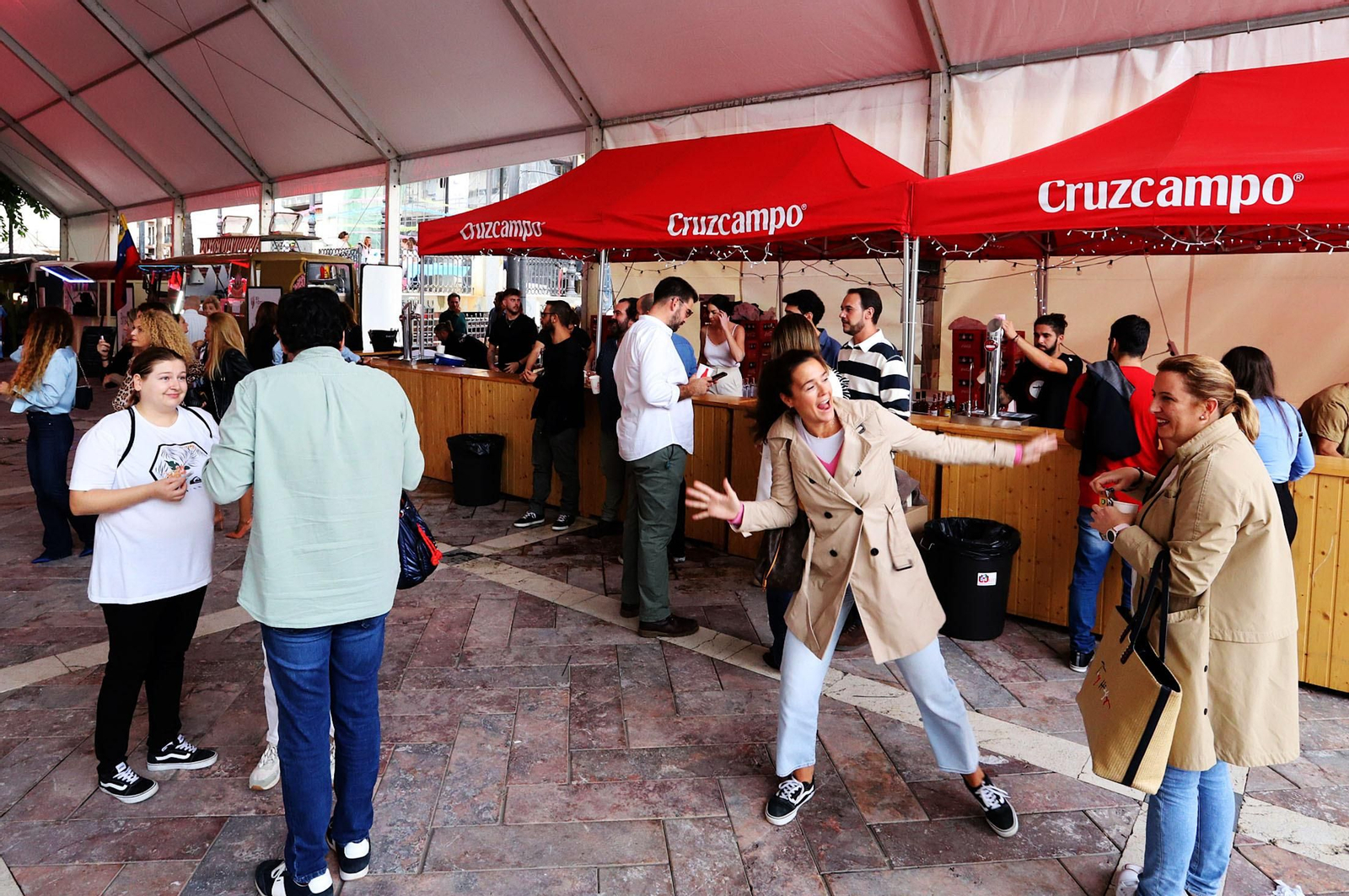 Imágenes de la apertura del Festival de Food Trucks de Binómico en la Plaza de las Monjas