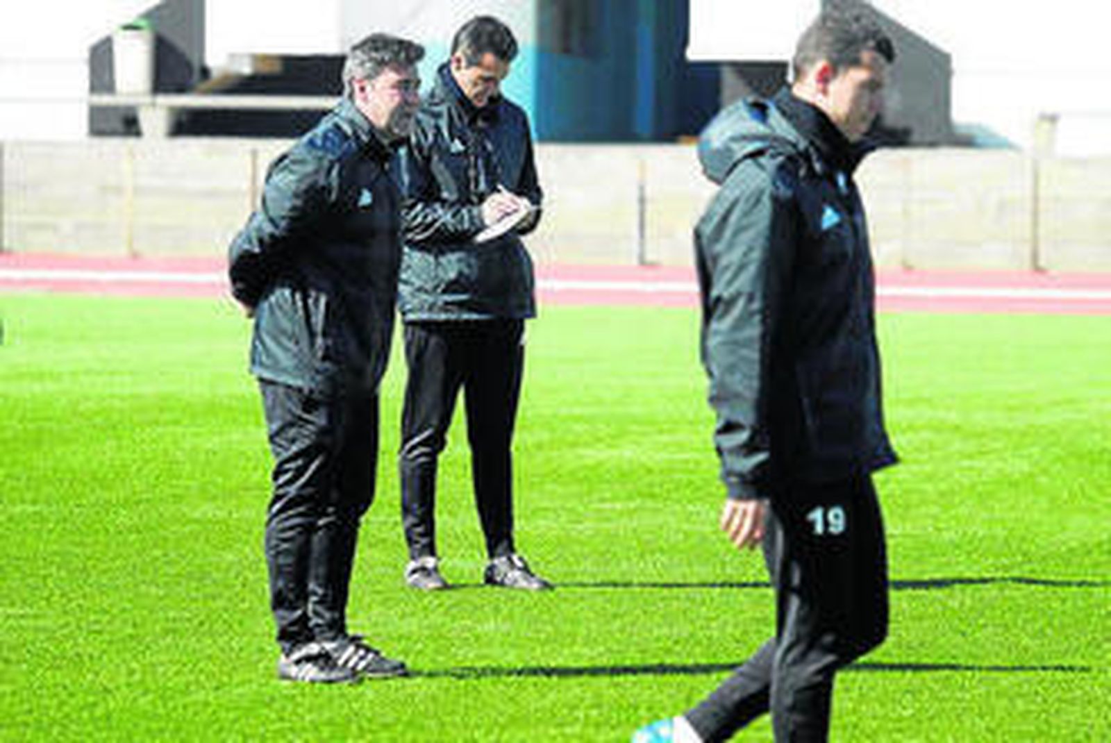 Mane da instrucciones en un entrenamiento mientras Manolo Ruiz toma notas.
