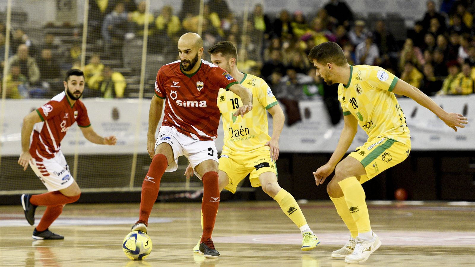 Rafi pisa el cuero durante una acción del partido