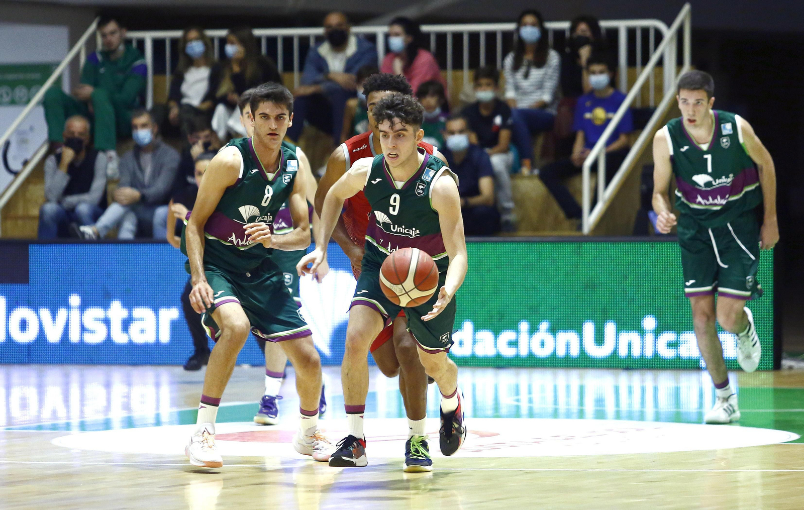 El Unicaja de Liga EBA vence el derbi ante el Colegio El Pinar