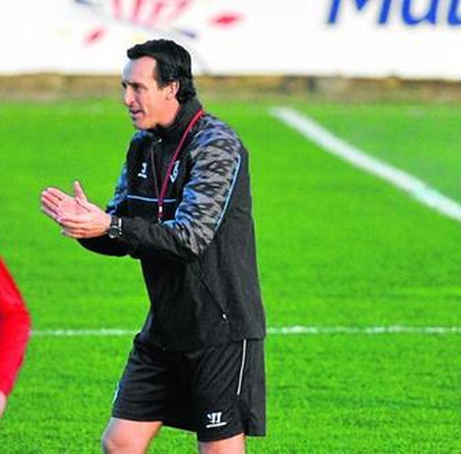 Emery aplaude una acción durante la última sesión del año 2014.