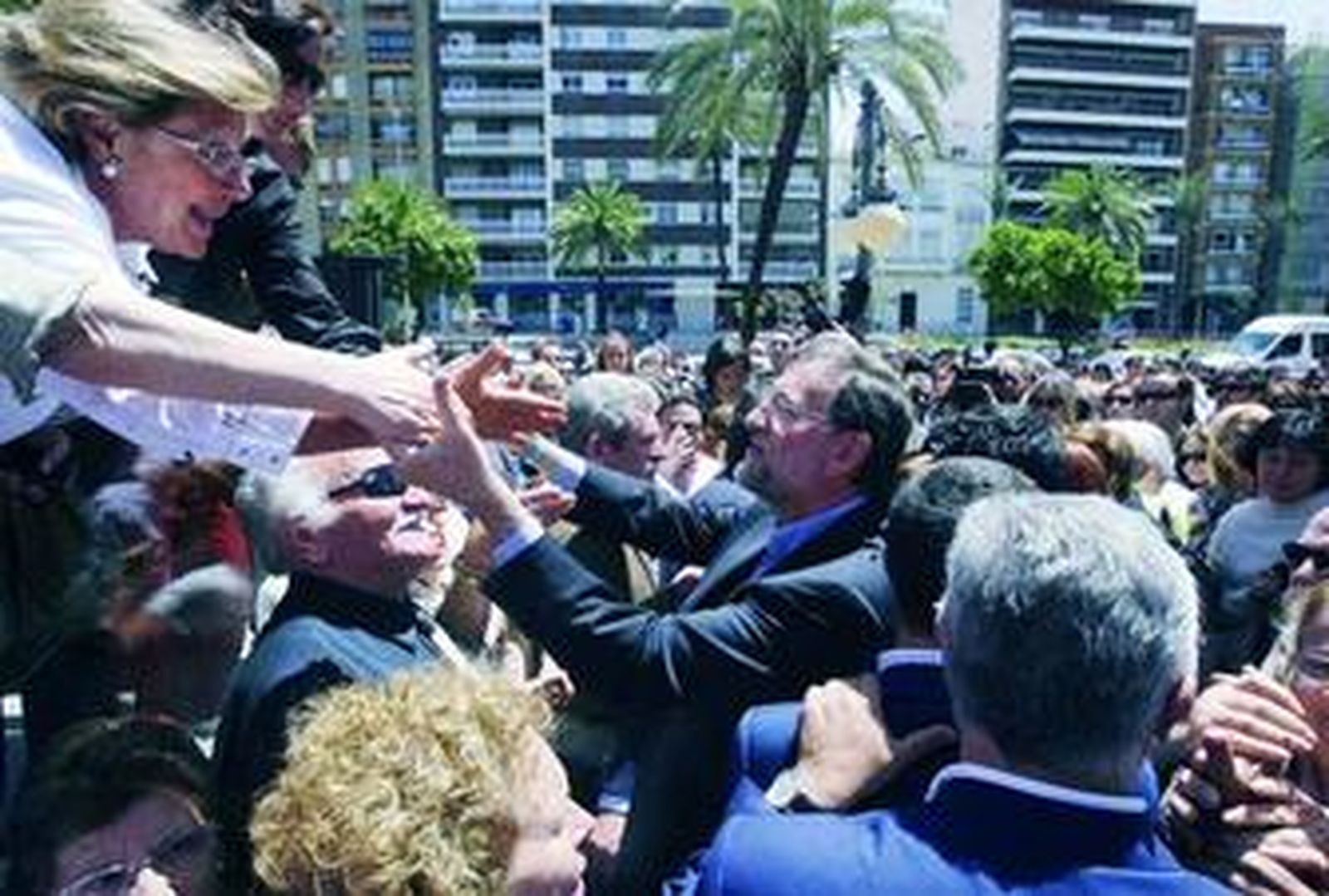 Rajoy saluda a simpatizantes en el Paseo de la Victoria, en Córdoba, ayer.