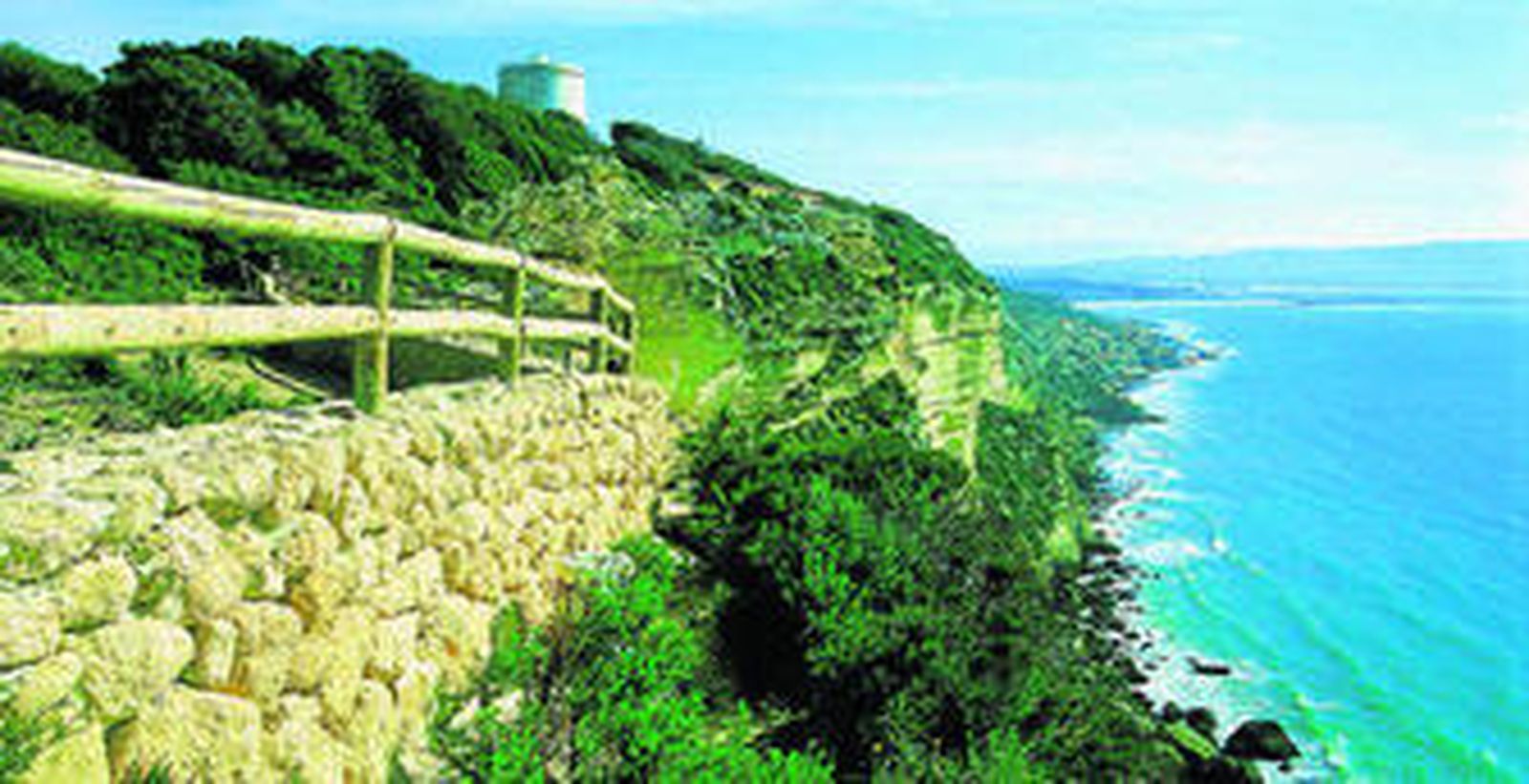 Uno de los miradores al acantilado del espacio natural protegido de la comarca de la Janda.