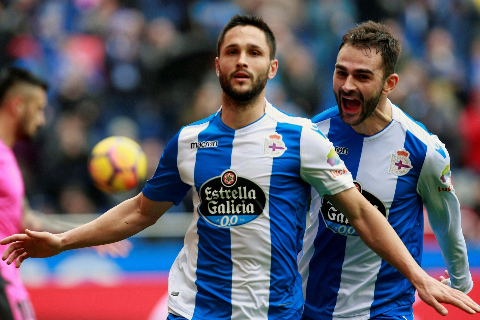 Florin Andone, junto a Adrián, celebra un gol con el Deportivo.