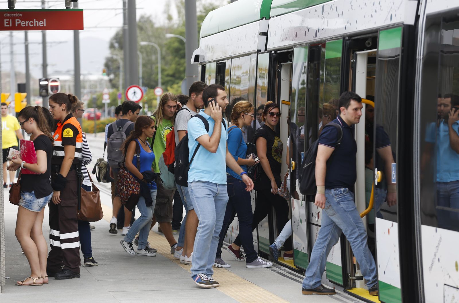 Un grupo de estudiantes de la Universidad se sube al Metro.