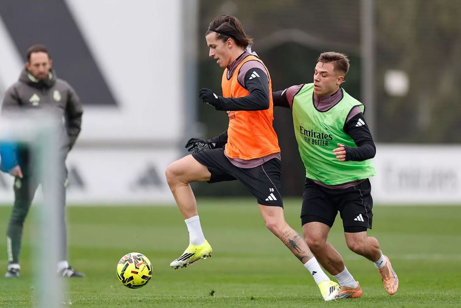 Leiva disputa el balón con Álvaro Carreras.