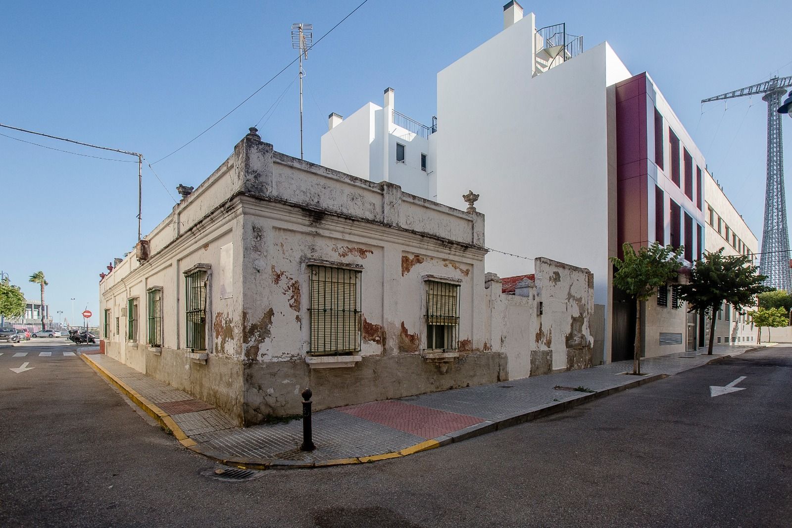 La única casa baja que queda en Puntales y que pronto será derribada para construir un moderno bloque de pisos como el que tiene al lado.