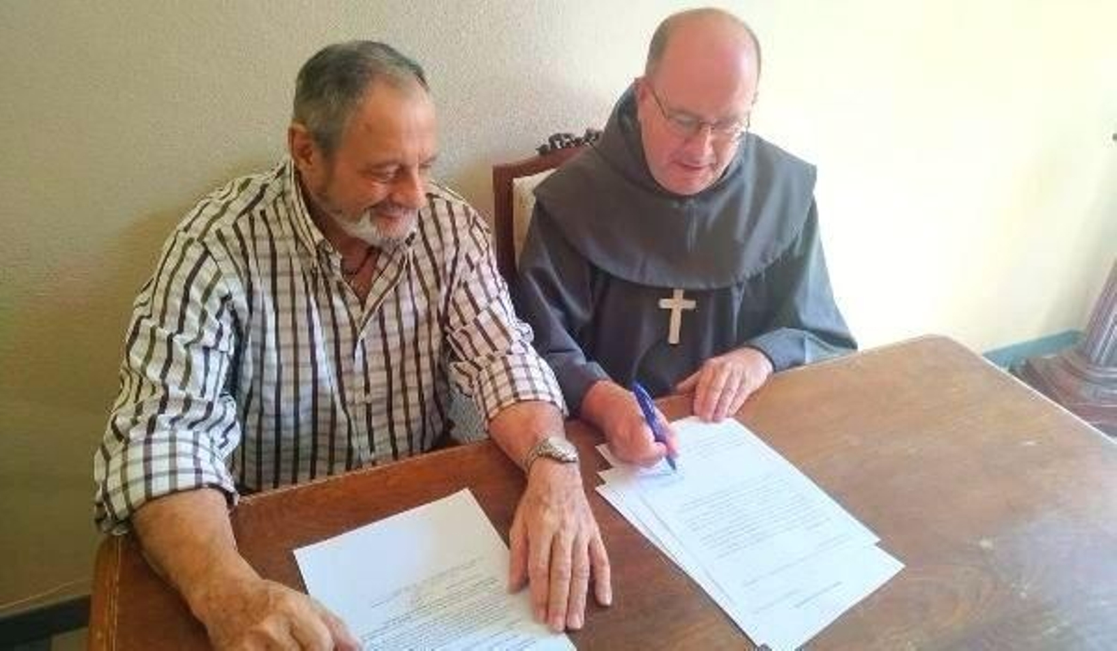 Un momento de la firma del convenio entre los masones y los Franciscanos de la Cruz Blanca.