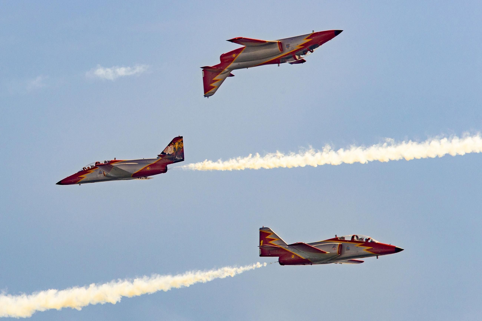 Espectaculares fotos de las acrobacias de la Patrulla Águila: cuatro décadas surcando los cielos