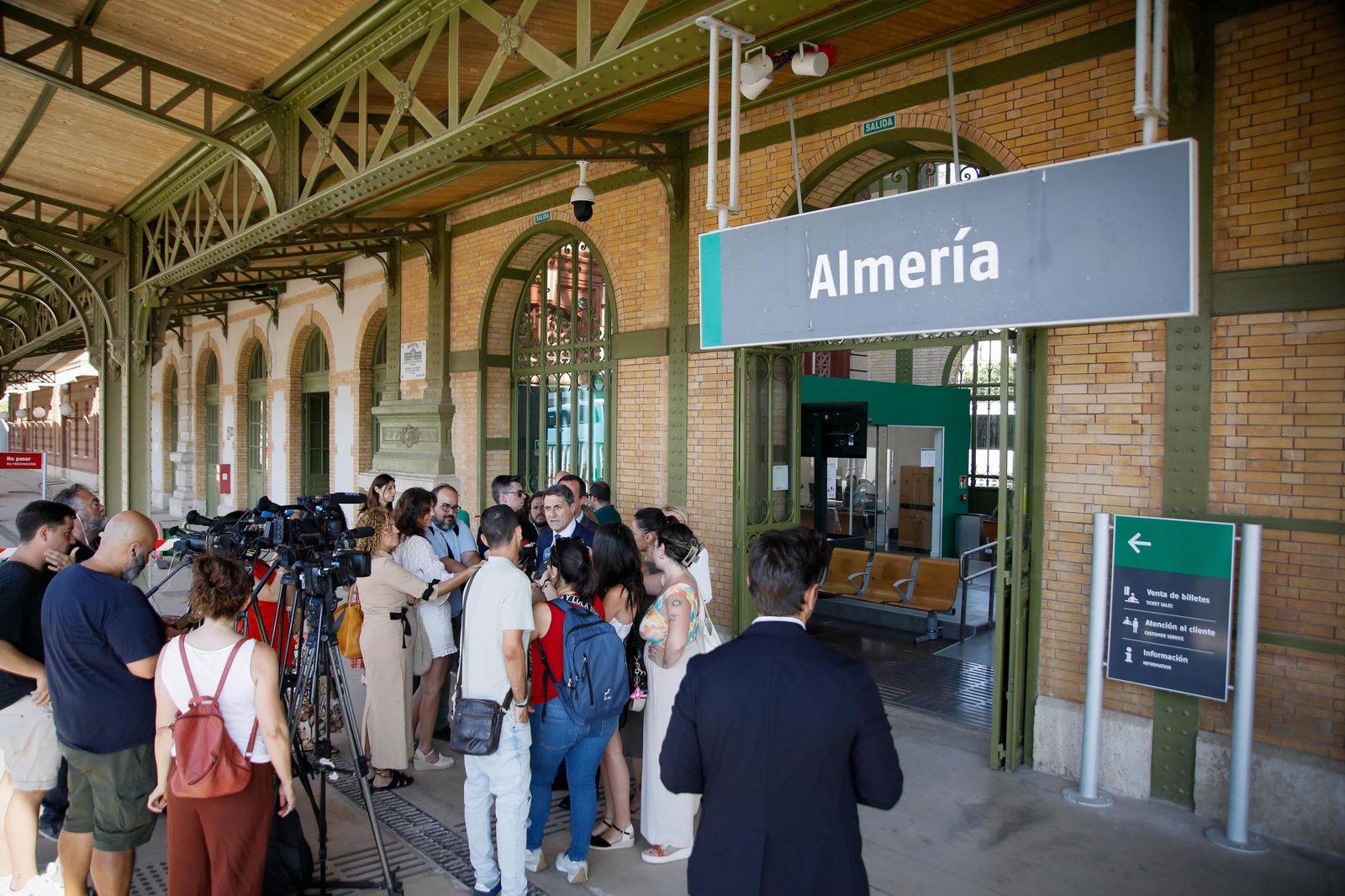 El delegado del Gobierno, Pedro Fernández, visita la estación histórica de Renfe en Almería, en imágenes