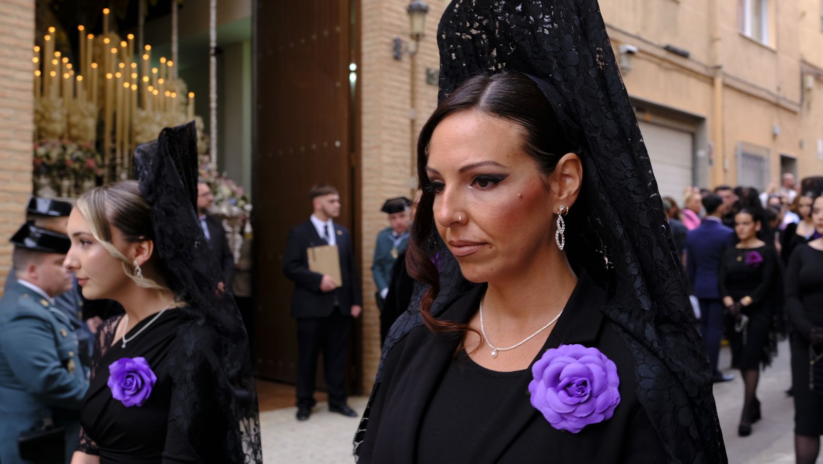 La Procesión de Los Ángeles de sobrepuso a la lluvia, en imágenes