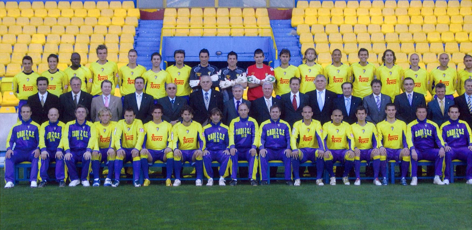 En este póster de la plantilla 2007/2008 del Cádiz tras el mercado invernal aparecen solo seis de sus ocho centenarios ligueros pues Armando  y Pavoni se habían ido en enero.