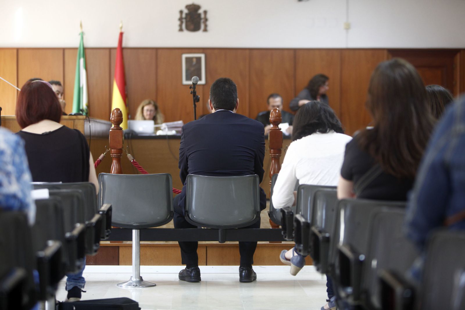 López Luna, de espaldas, en el banquillo de los acusados de la Audiencia de Cádiz.