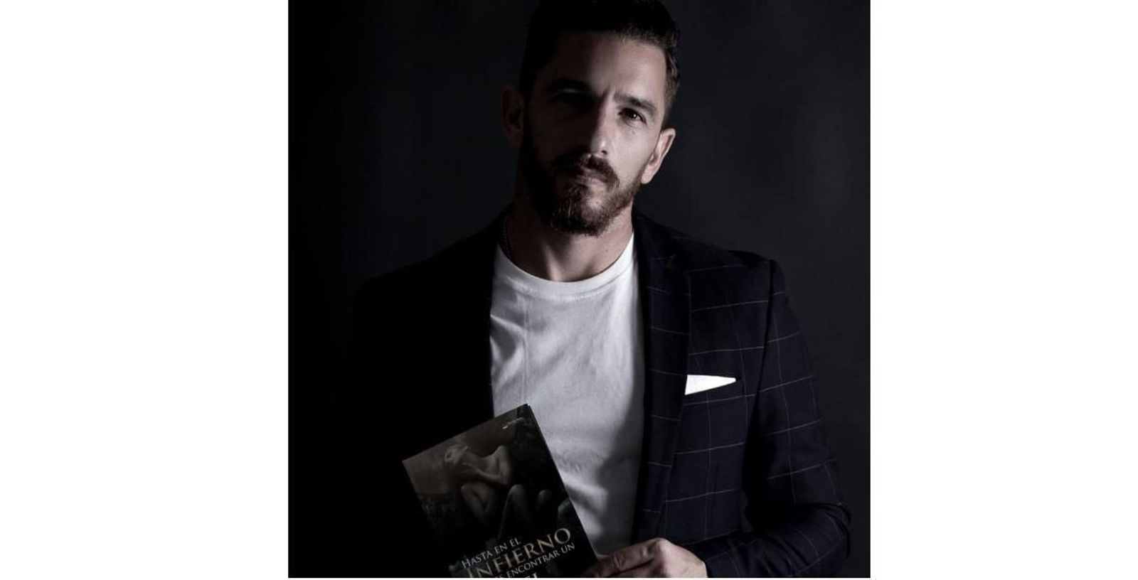 Nicolás Sánchez, con un ejemplar de su libro 'Hasta en el infierno puedes encontrar un ángel'.