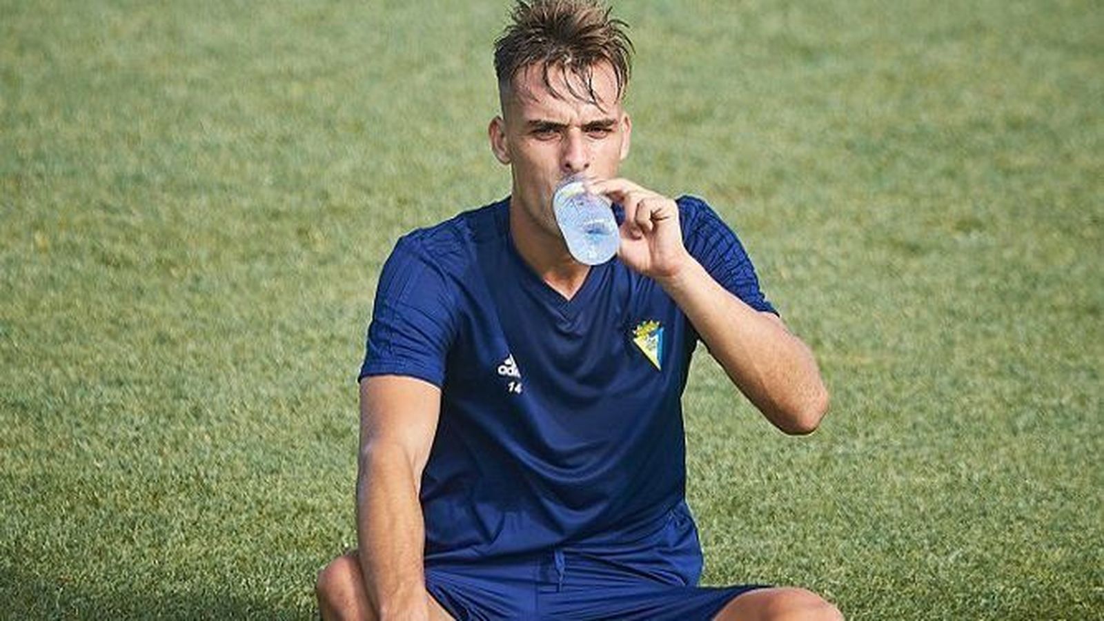 Brian bebe agua durante un entrenamiento del Cádiz CF.