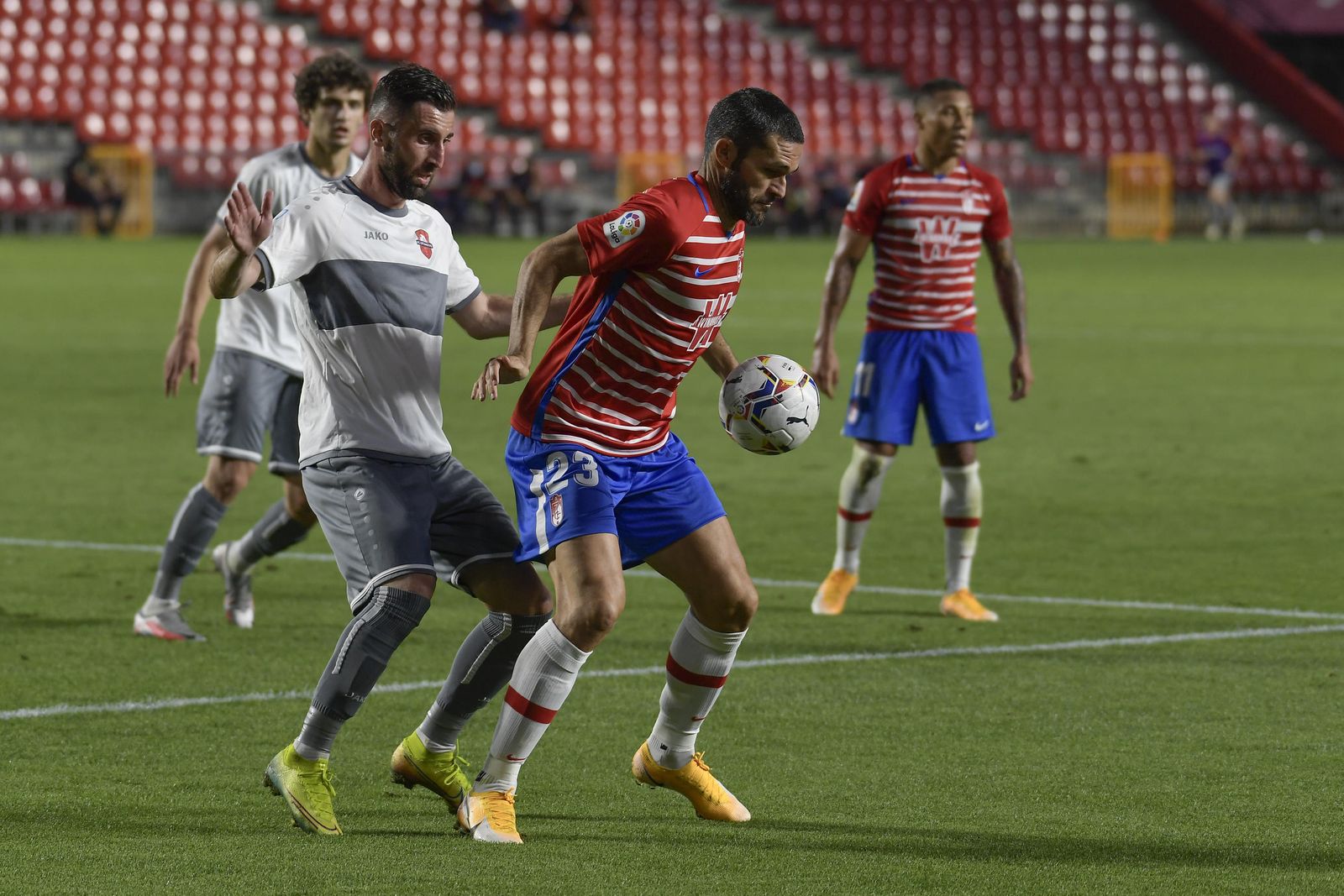 Jorge Molina protege un balón en el partido contra el Locomotive
