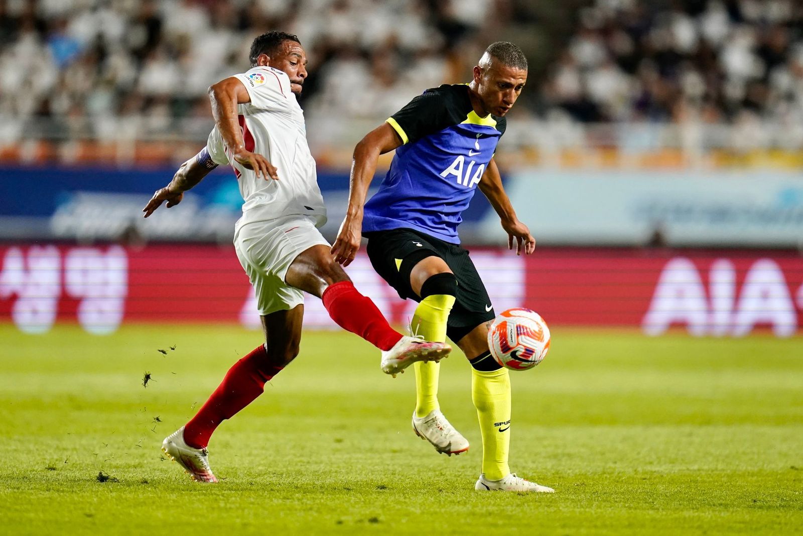 Fernando mete la puntera para rebañar un balón a Richarlison.