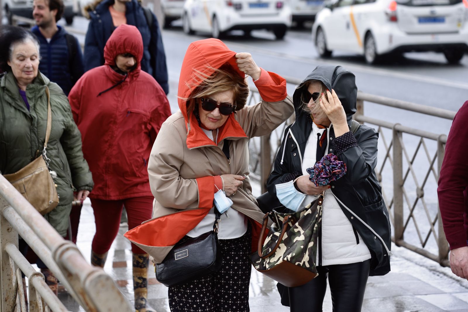 Viandantes en un día lluvioso reciente.