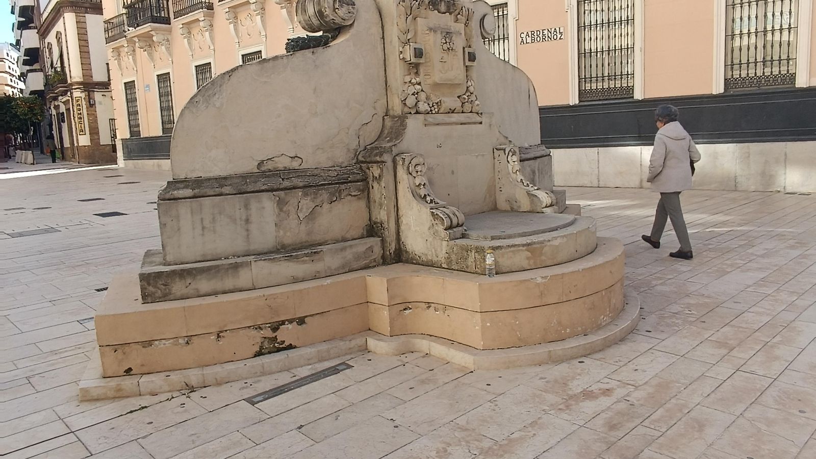 Detalle del deterioro del monumento en la piedra.