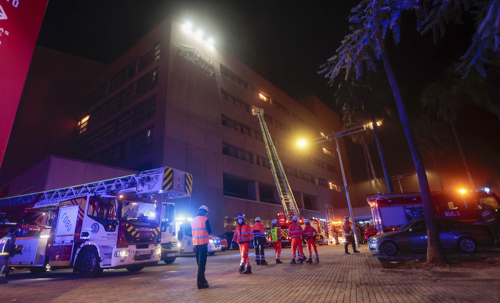 Las imágenes del incendio en el Hotel Isla de la Cartuja