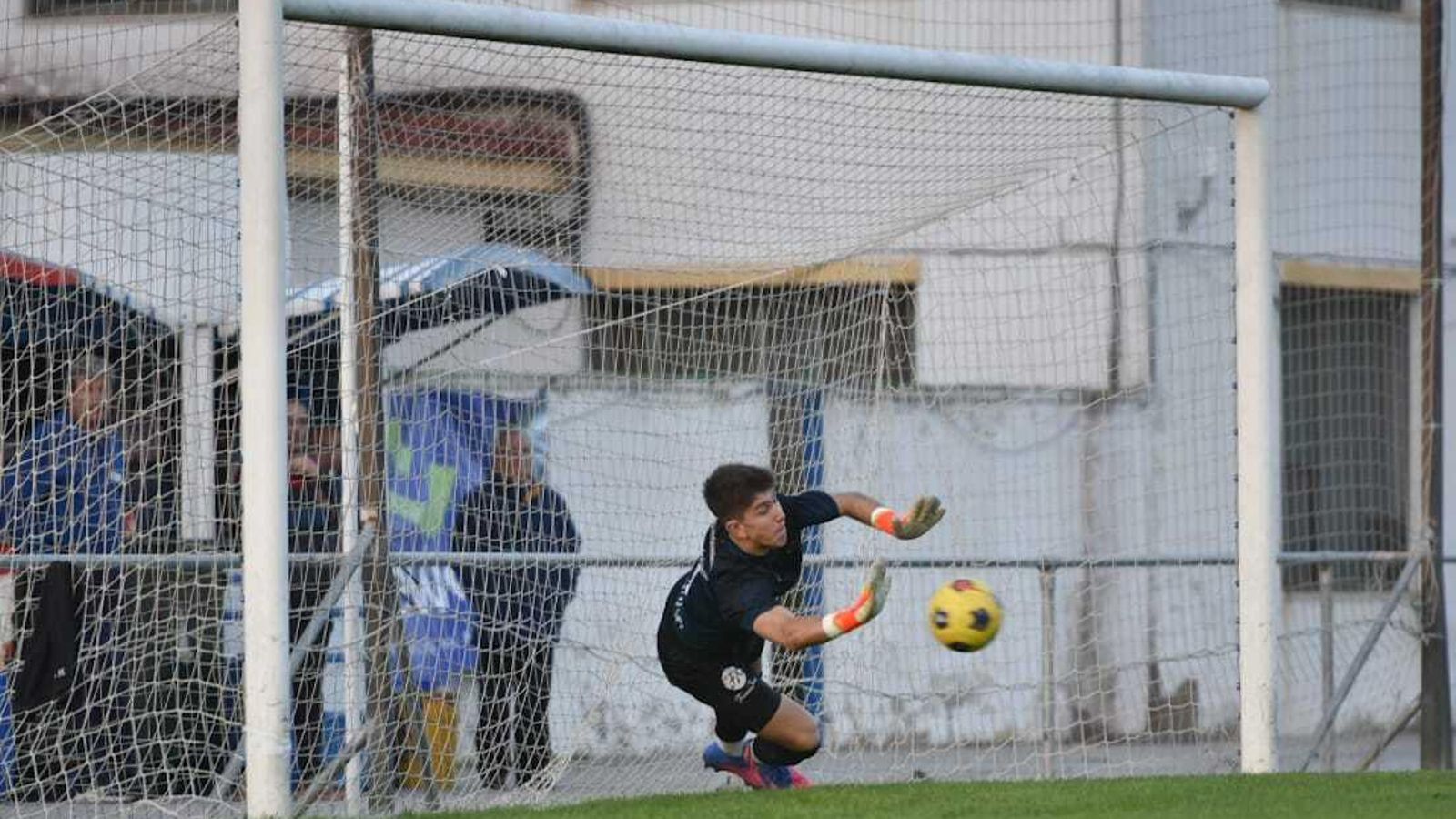 Riki repele el penalti lanzado por Juan Benítez.