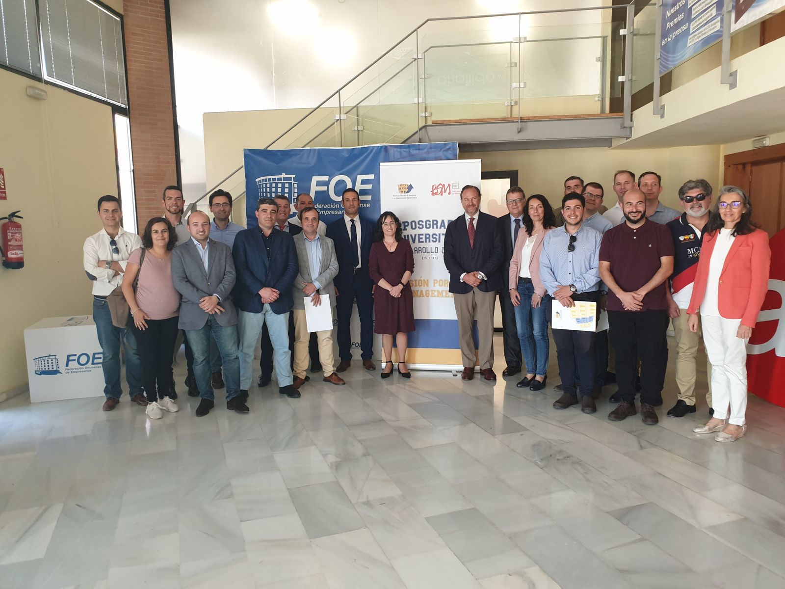 Los graduados reciben sus diplomas en la sede de la FOE.