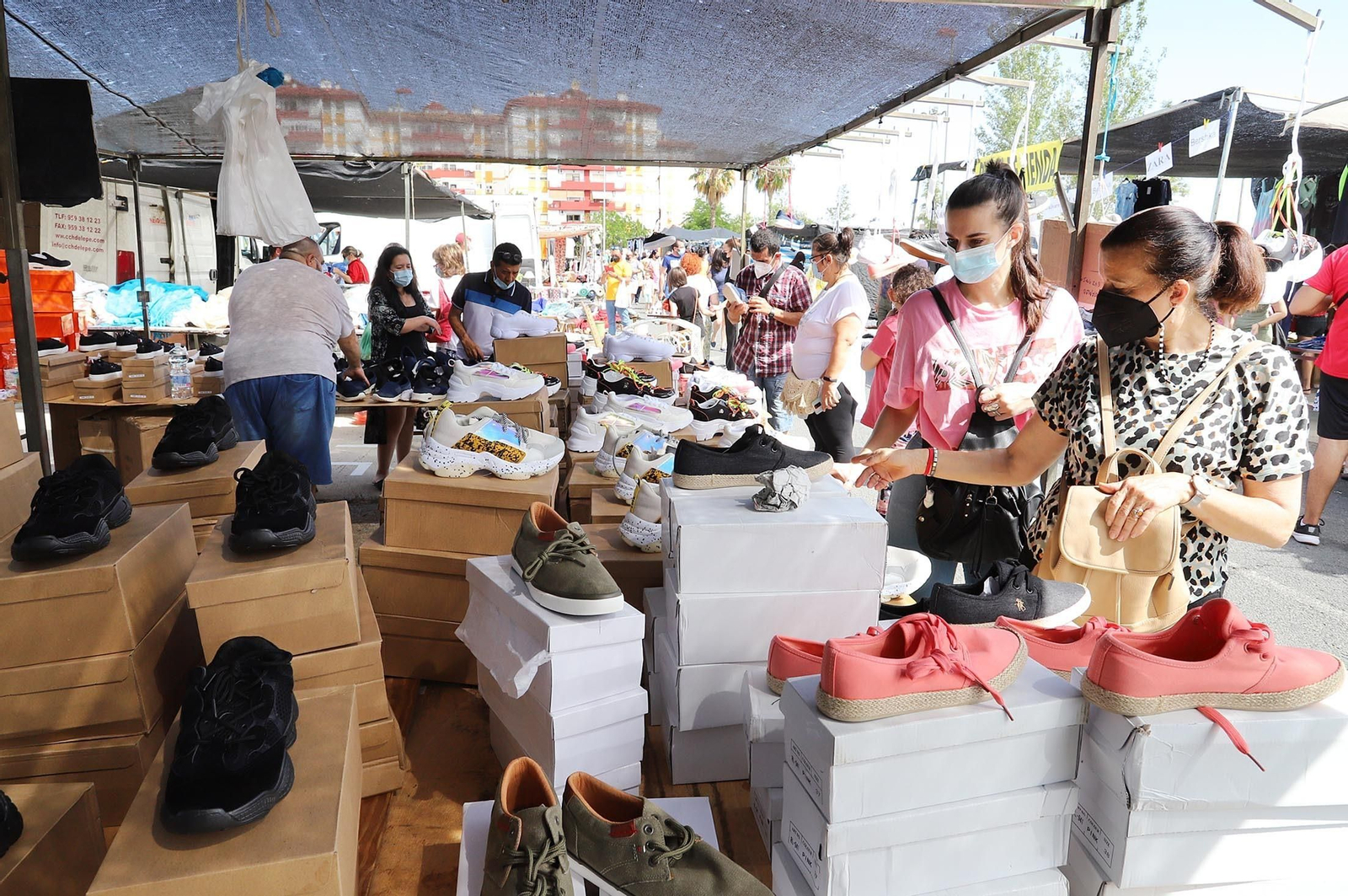 Imágenes del gran ambiente en el mercadillo de Huelva en su segundo domingo