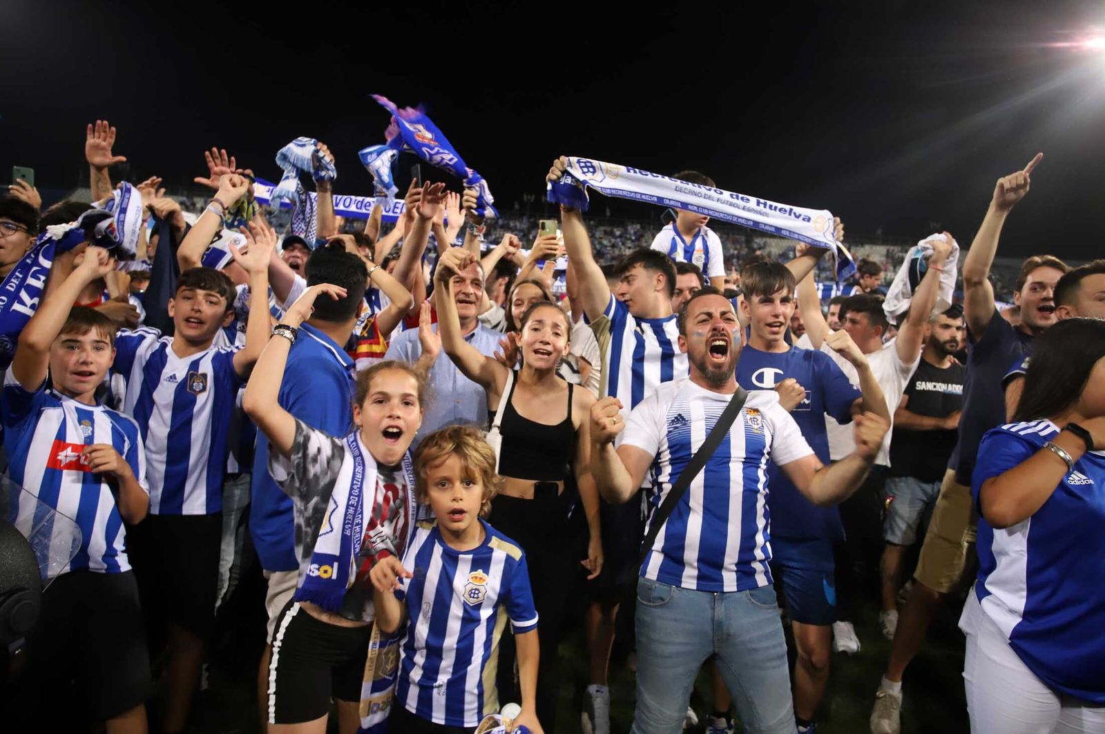 Imágenes del ascenso del Recreativo de Huelva contra el Cacereño