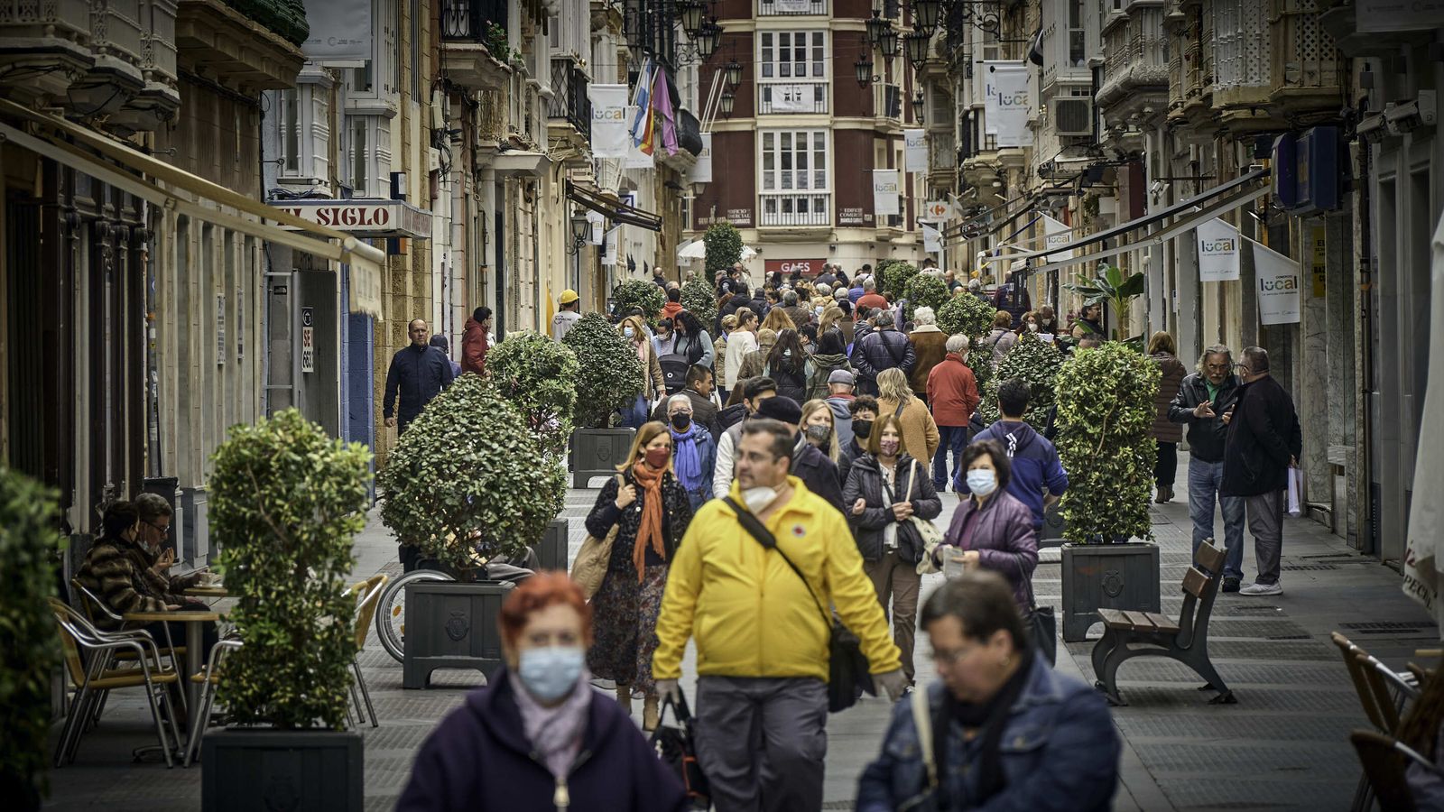 Varias personas pasean por el centro de Cádiz.