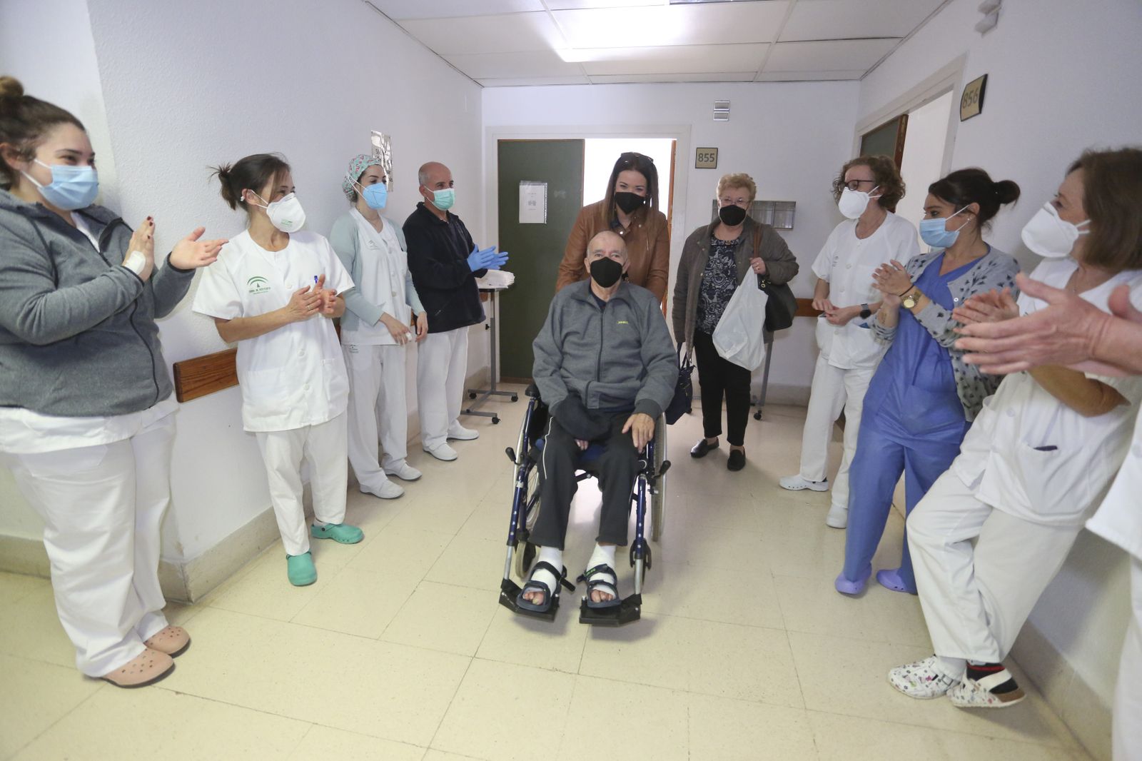 Antonio con su hija al abandonar este viernes el Hospital Marítimo de Torremolinos.