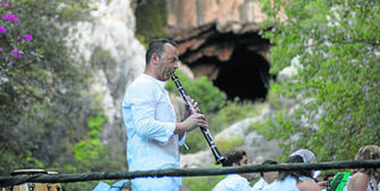 Uno de los músicos durante su actuación, ayer, en la Cueva del Gato en Benaoján.