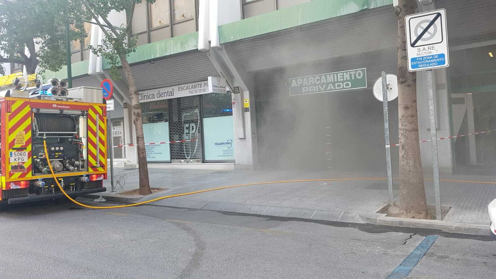Incendio en el garaje del edificio Galaxia en Málaga.