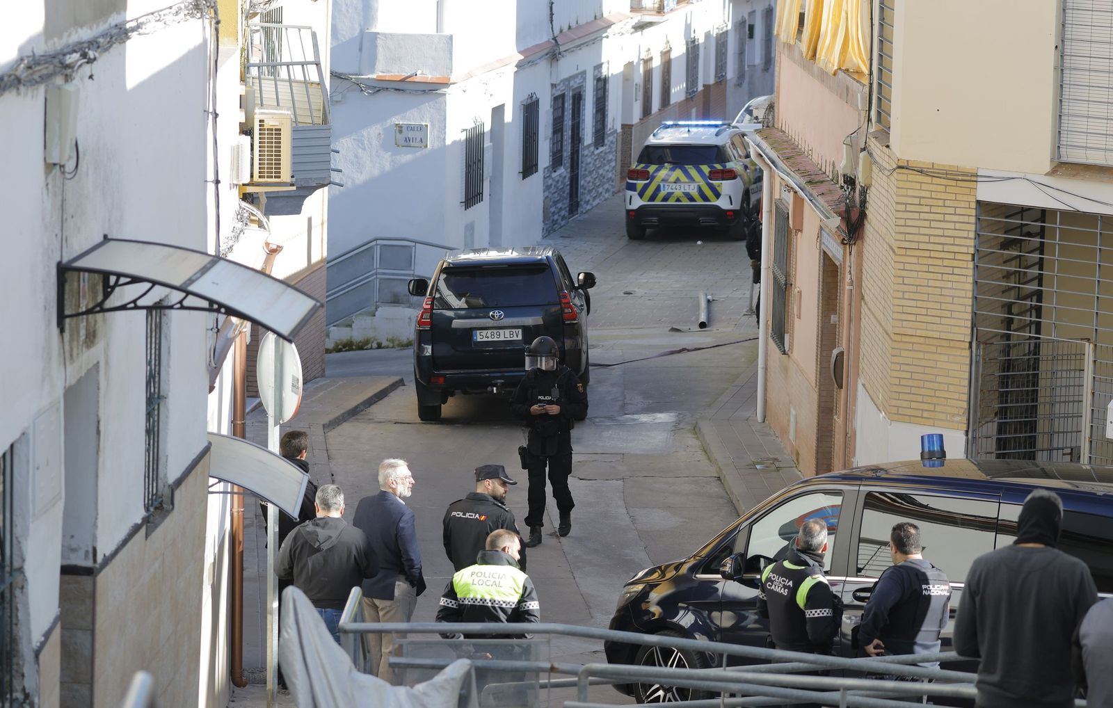 Las imágenes del despliegue policial por un hombre que se ha atrincherado en Camas