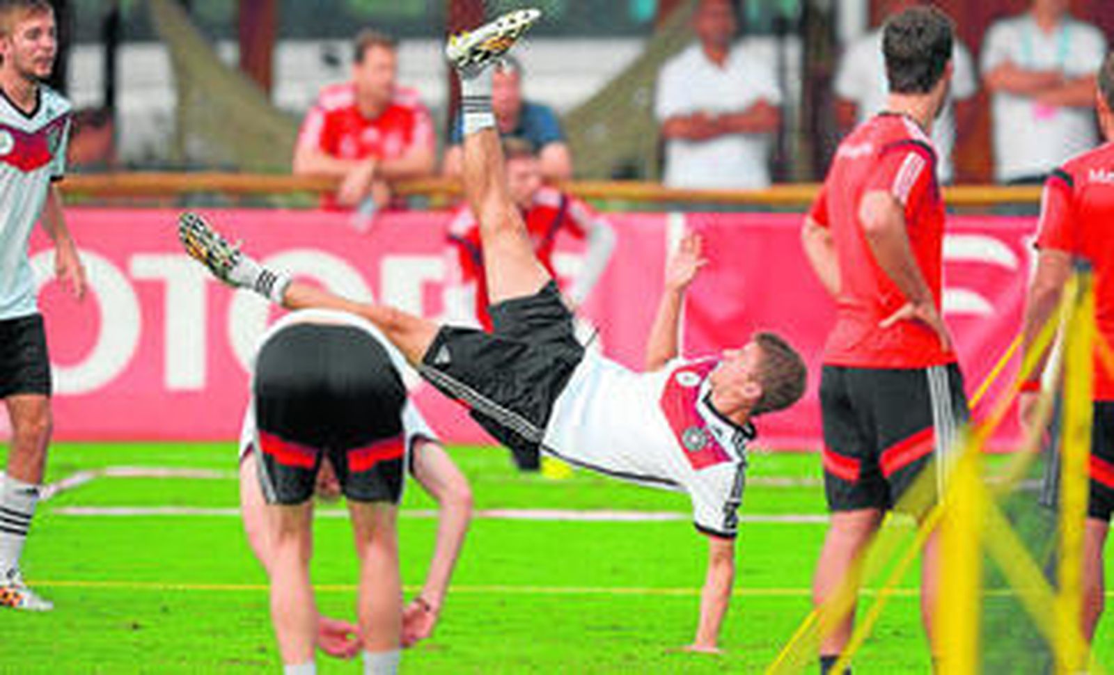 Thomas Müller hace un remate acrobático en uno de los entrenamientos de Alemania.