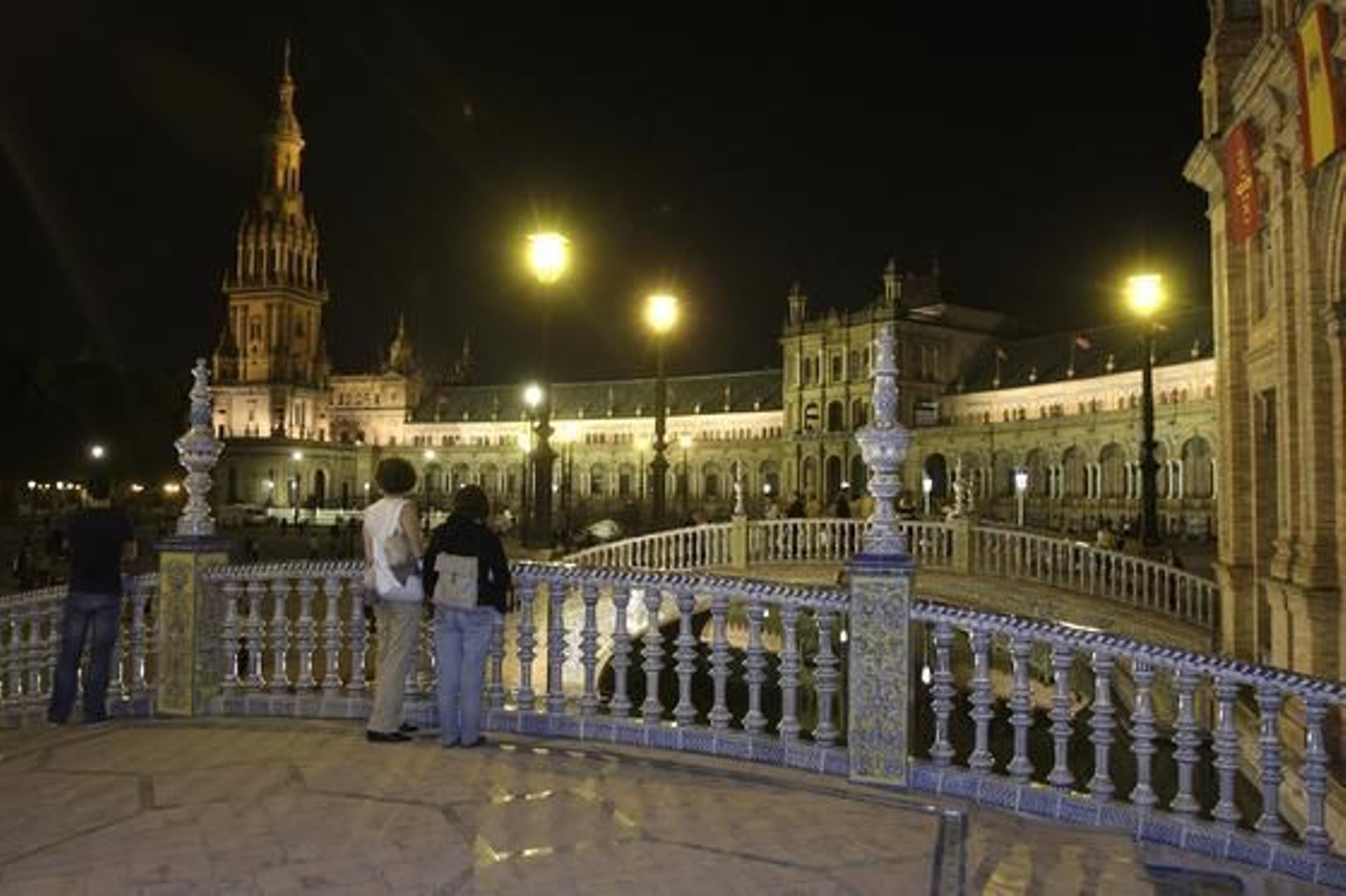 Los sevillanos disfrutan de la "nueva" Plaza de España.

Foto: José Ángel García