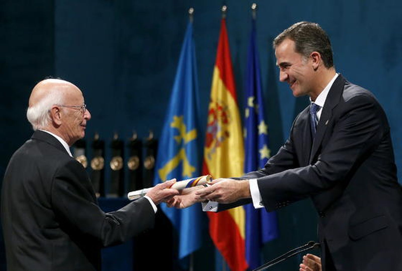 El Rey pide alejarnos de lo que nos "separa y debilita" e invita a seguir "construyendo España"