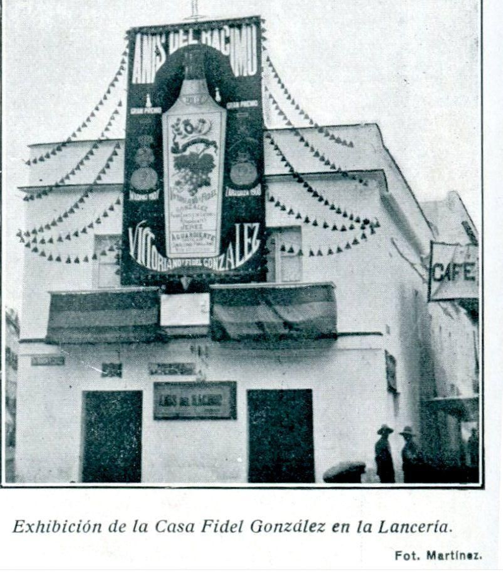 Anís El racimo se anuncia donde ahora se ubica el Gallo Azul, años `10.