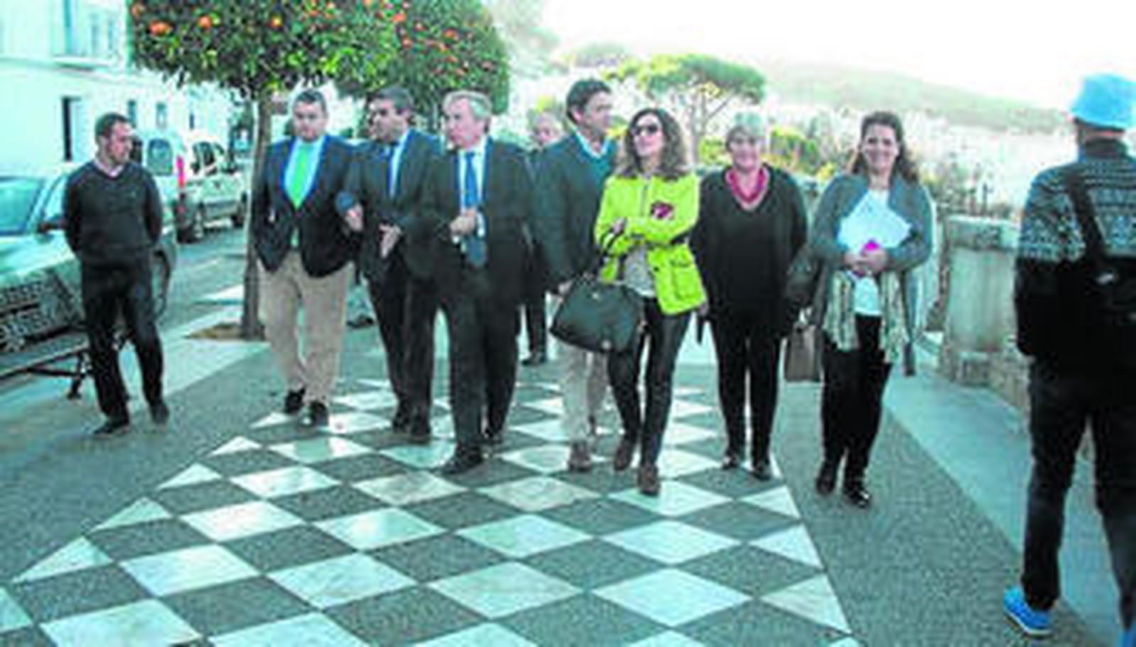 El alcalde explicando los detalles del proyecto al delegado del Gobierno.