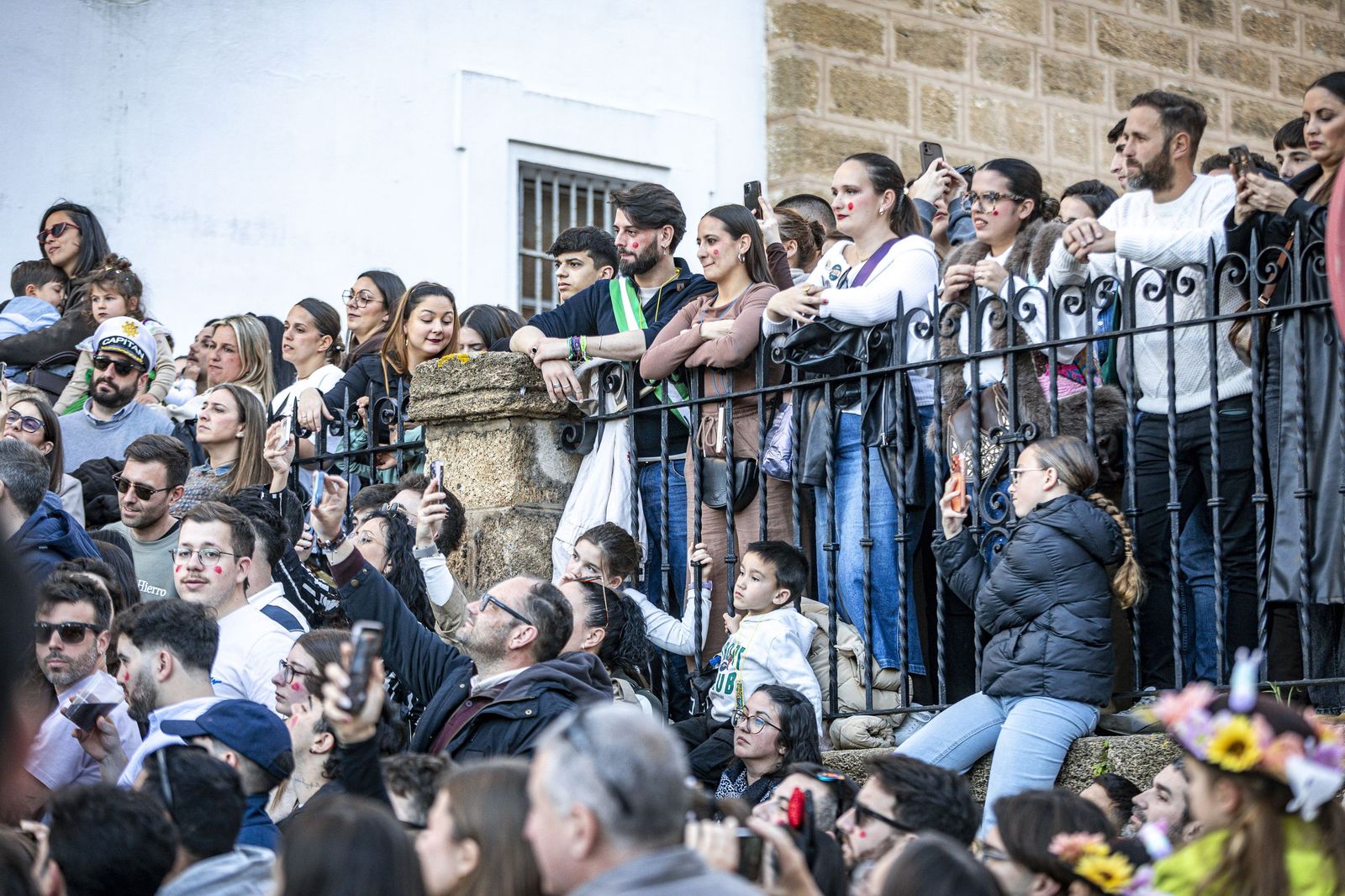 El multitudinario encuentro entre los dos primeros premios del Carnaval de Cádiz, en imágenes