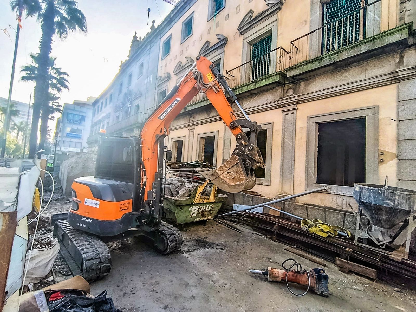 Fotos de la demolición de los bloques de hormigón situados alrededor del edificio de Hacienda