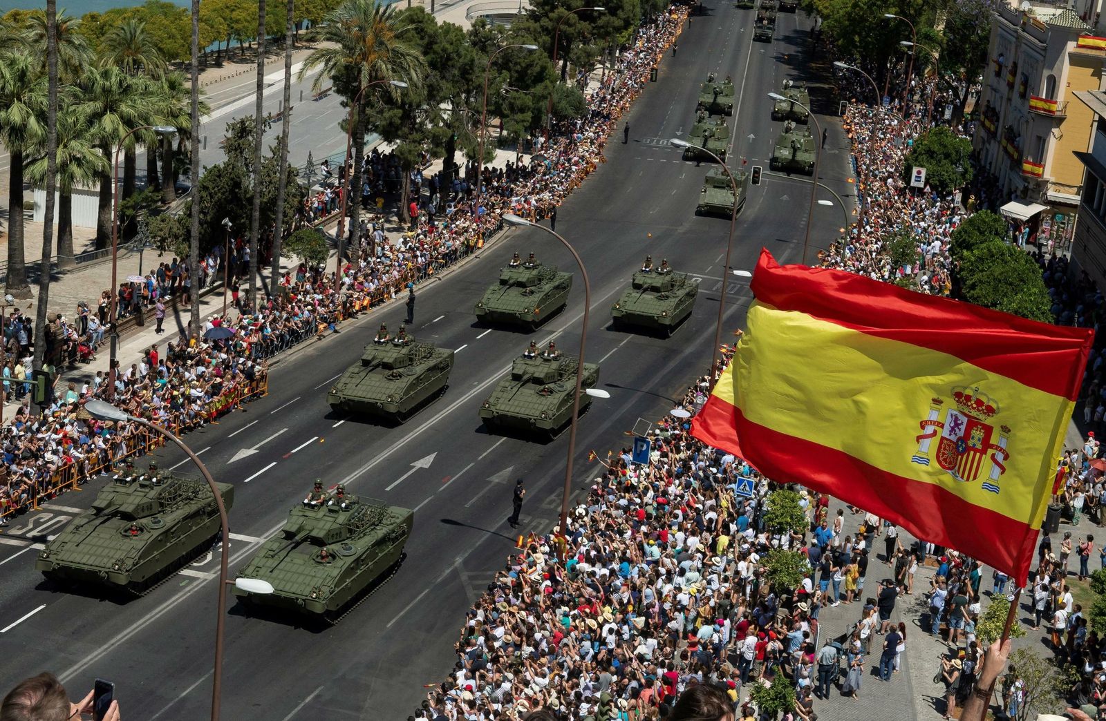 Un momento de la parada militar de este sábado por Sevilla