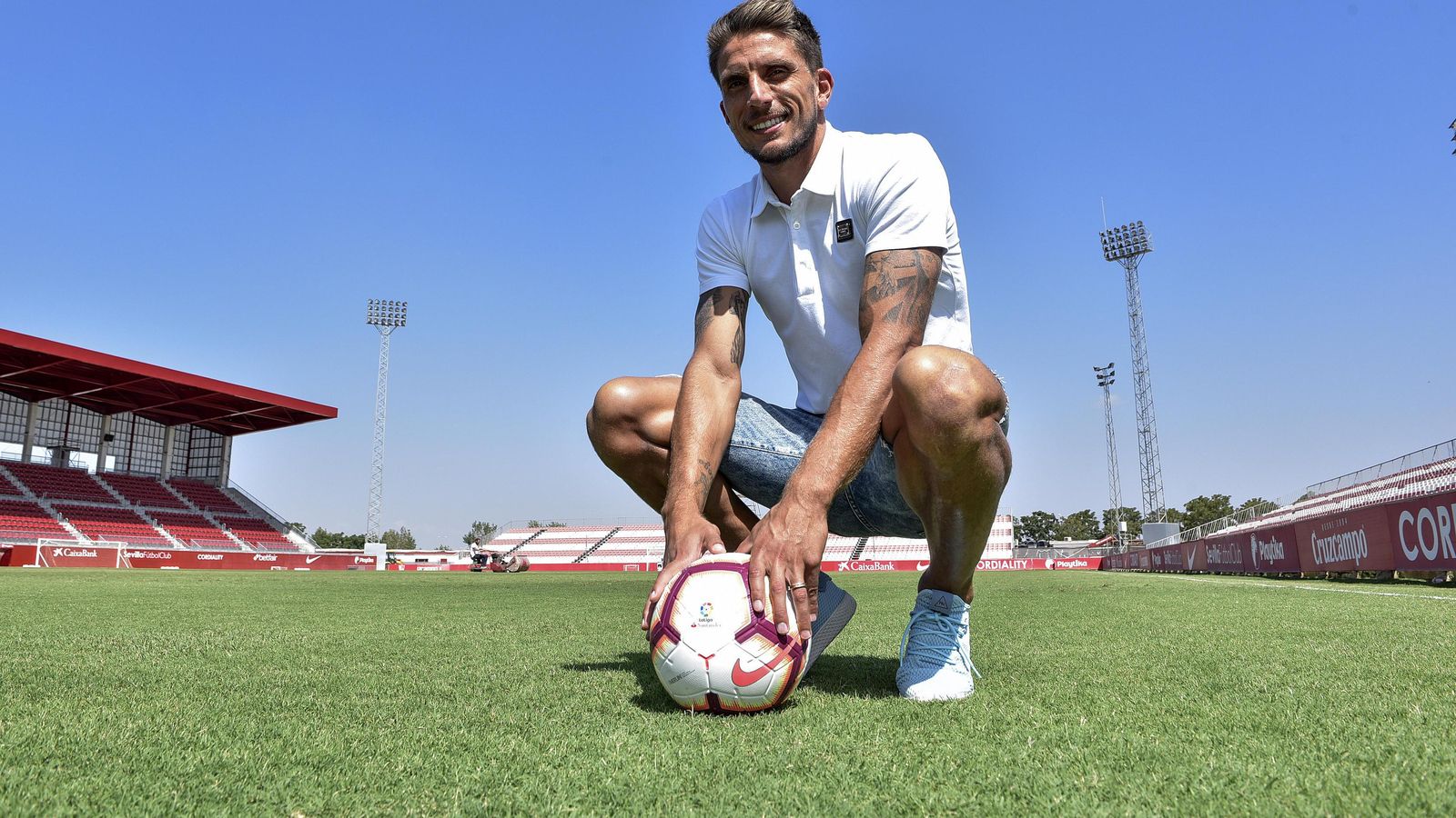 El central luso, sobre el césped de la ciudad deportiva.