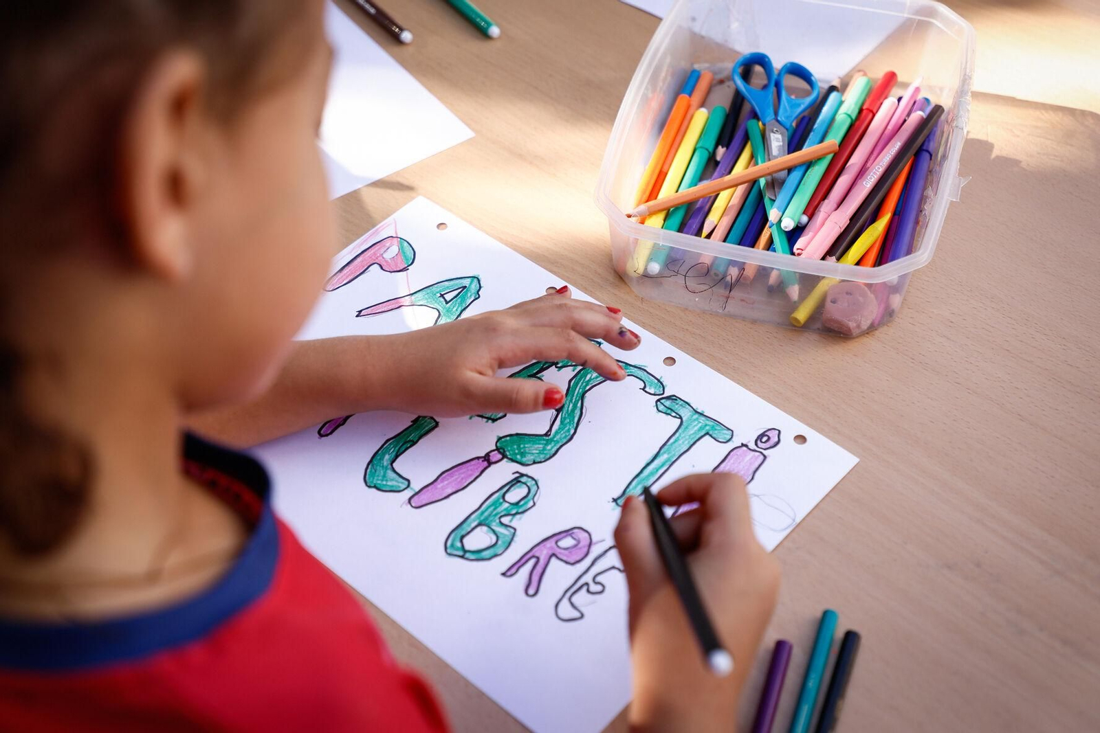 Lágrimas frente a la Alhambra, en imágenes: así se han leído en Granada los nombres de los niños muertos en Gaza