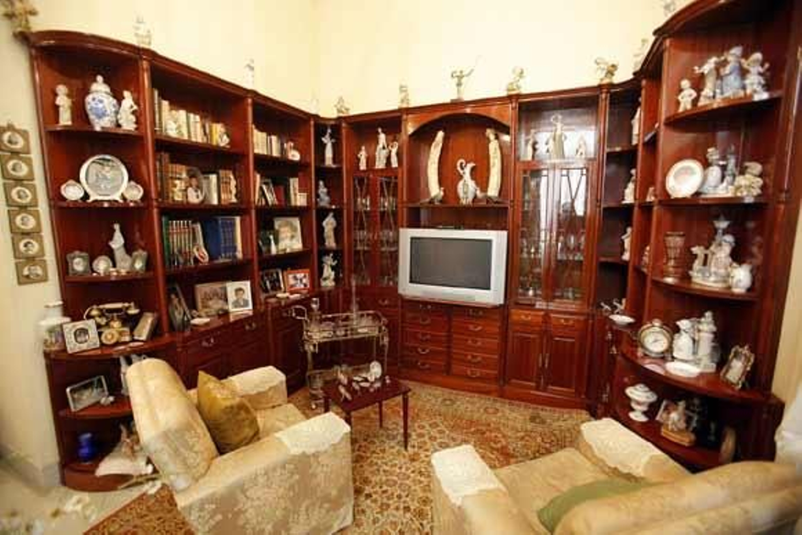 El inmueble, situado en la esquina de las calles Novena y Barrié, esobra del arquitecto Fernando Ortiz Vierna y fue construido en la segunda mitad del siglo XIX. Actualmente alberga  cuatro viviendas y un hermoso patio 

Foto: Jesus Marin