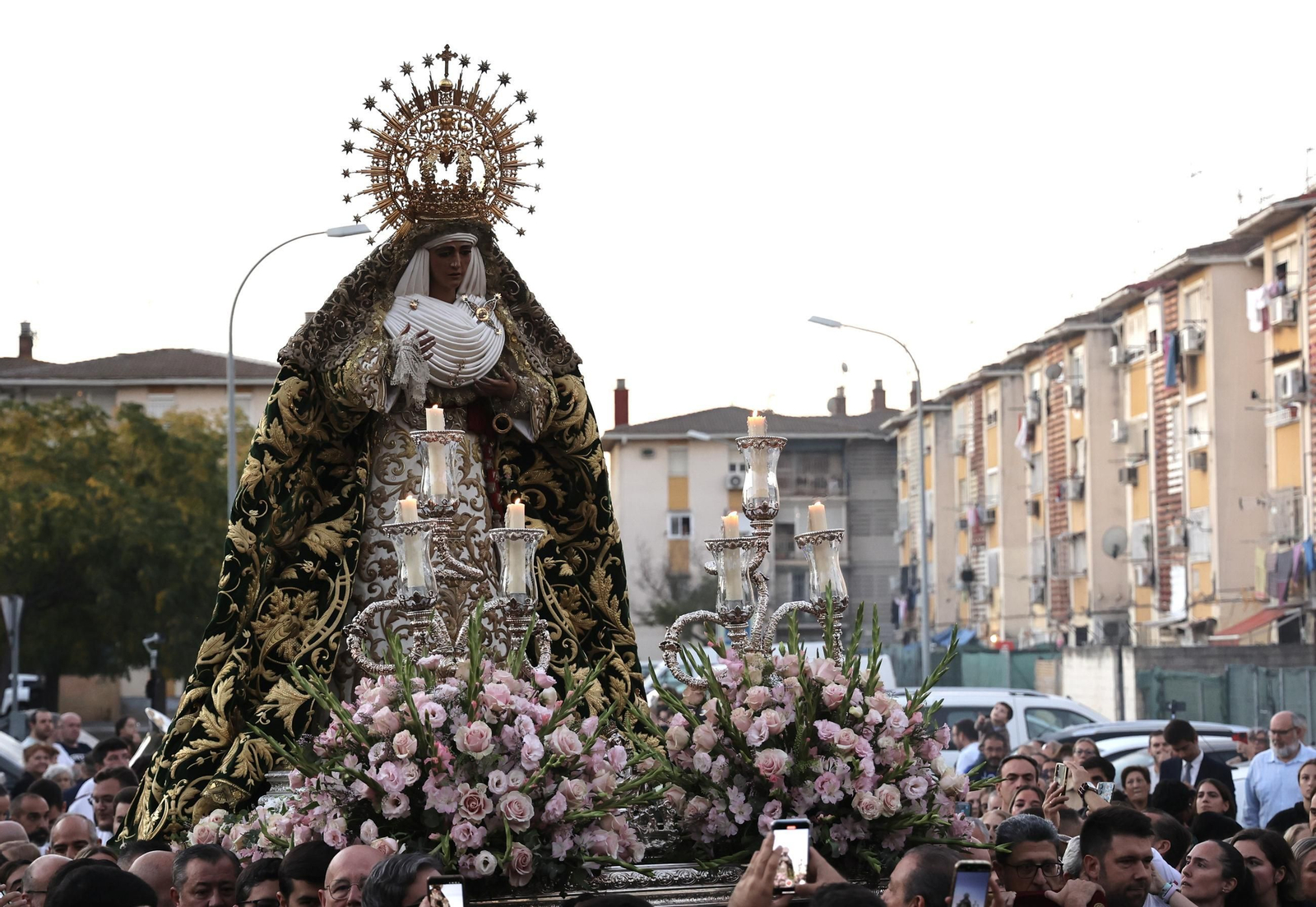 Regreso de la Esperanza de Triana a su paso por el Hospital Infantil del Virgen del Rocío
