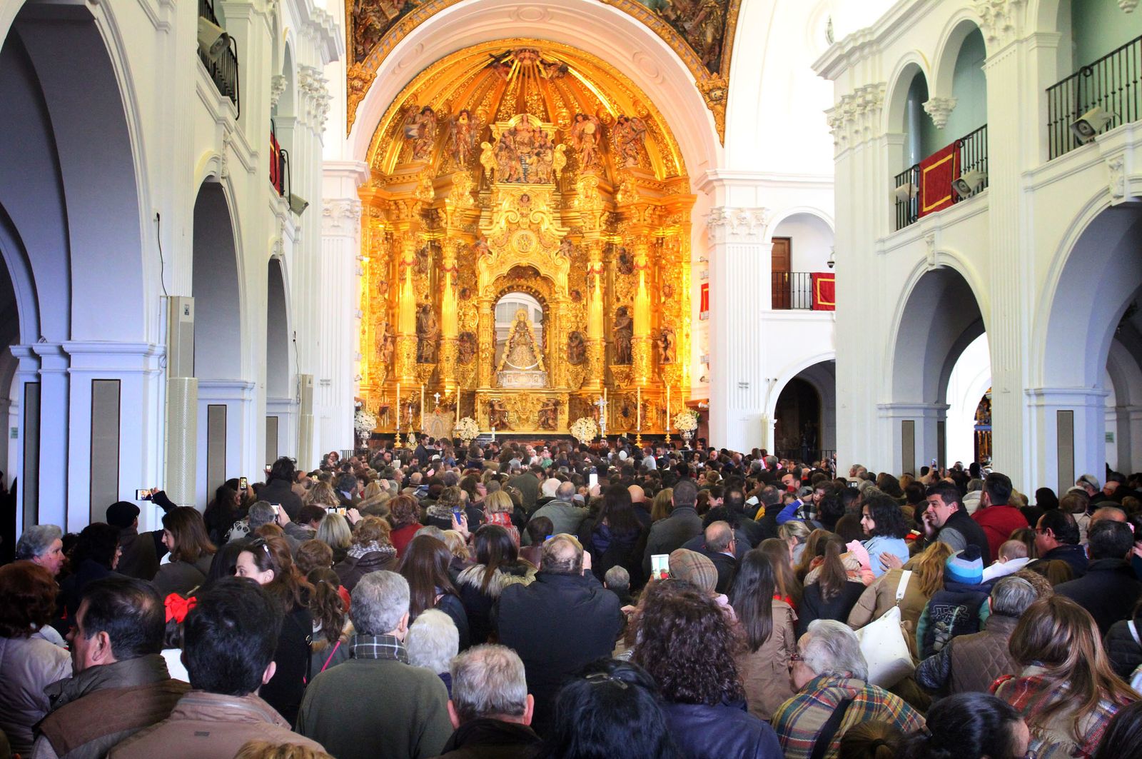 El Rocío celebra La Candelaria con la presentación de los niños a la Virgen, en imágenes