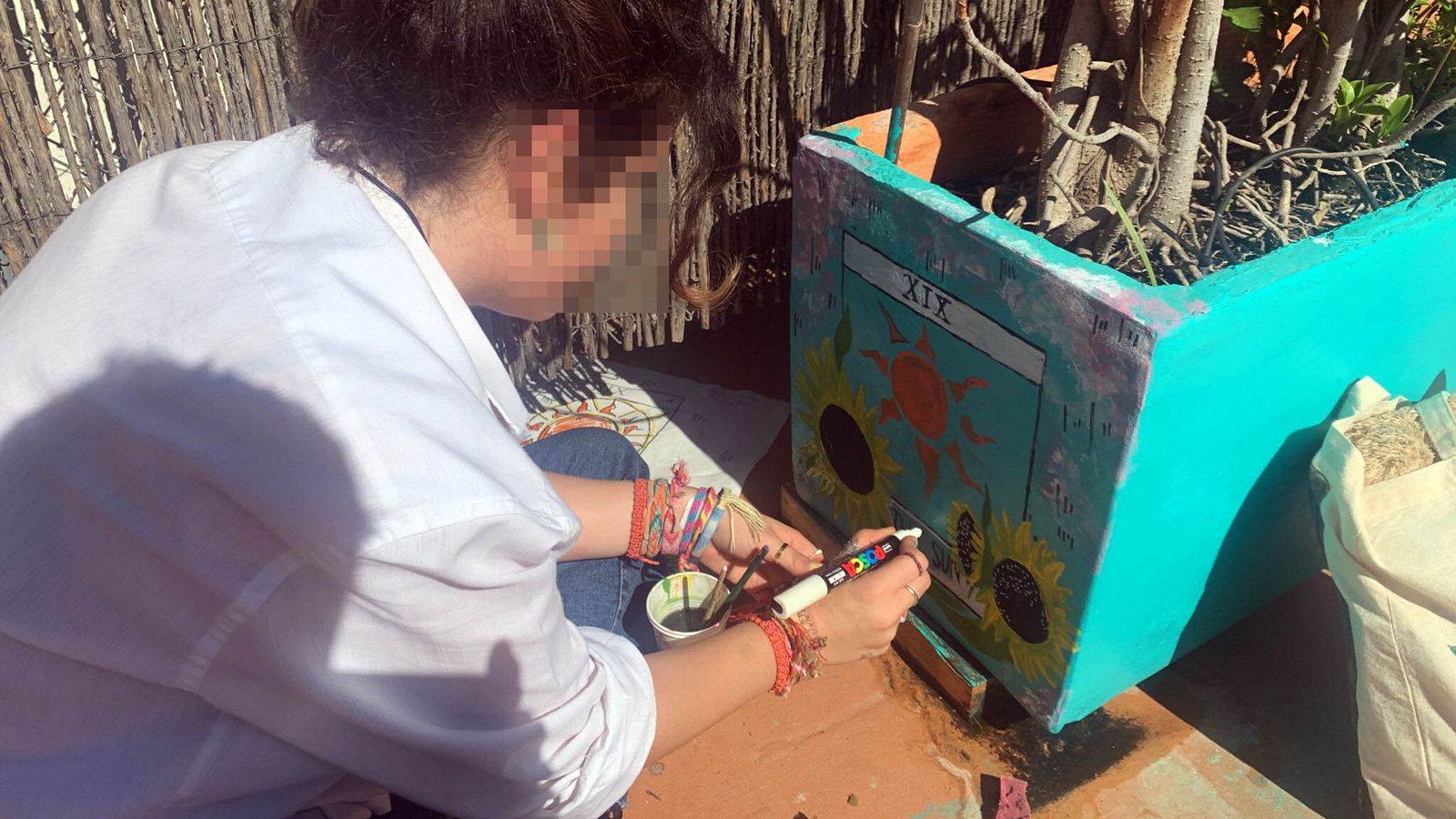 Una de las pacientes realizando actividades de terapia