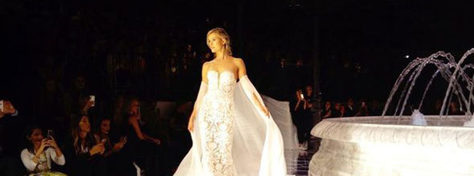 Romee Strijd clausuró el desfile con este impresionante vestido de flecos