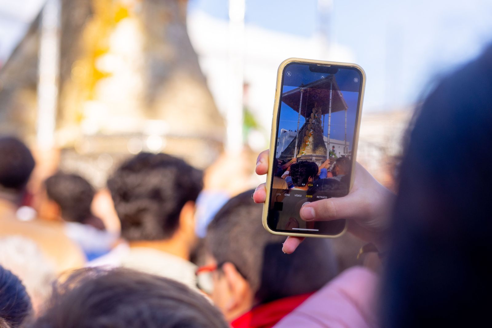 La Virgen durante su procesión en Pentecostés.
